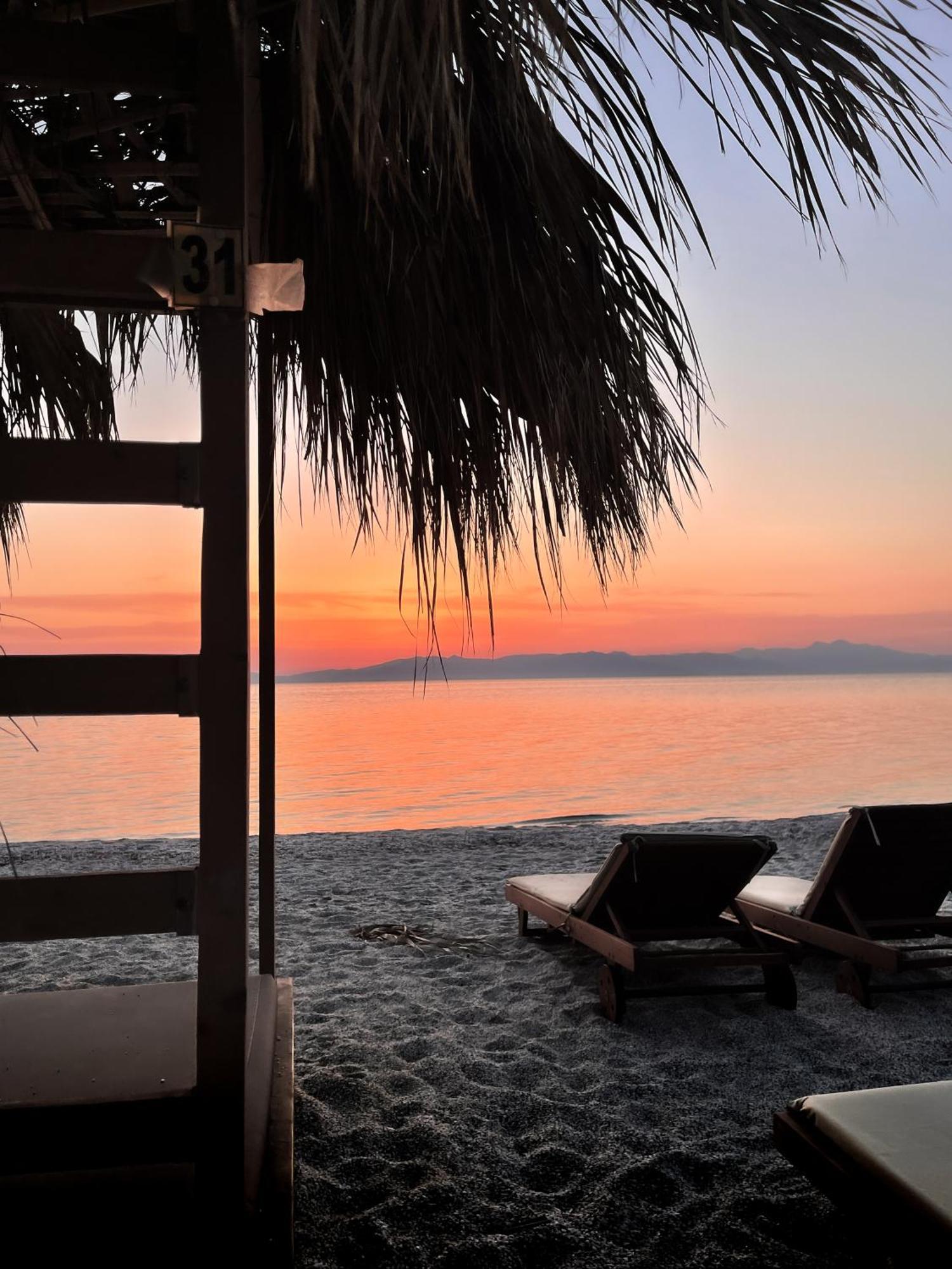 Tiki Beach Studios Néa Mákri Buitenkant foto